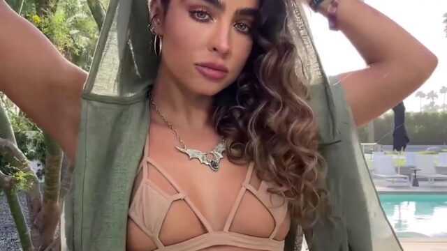 Sommer Ray leaked video showing off her big breasts!!!